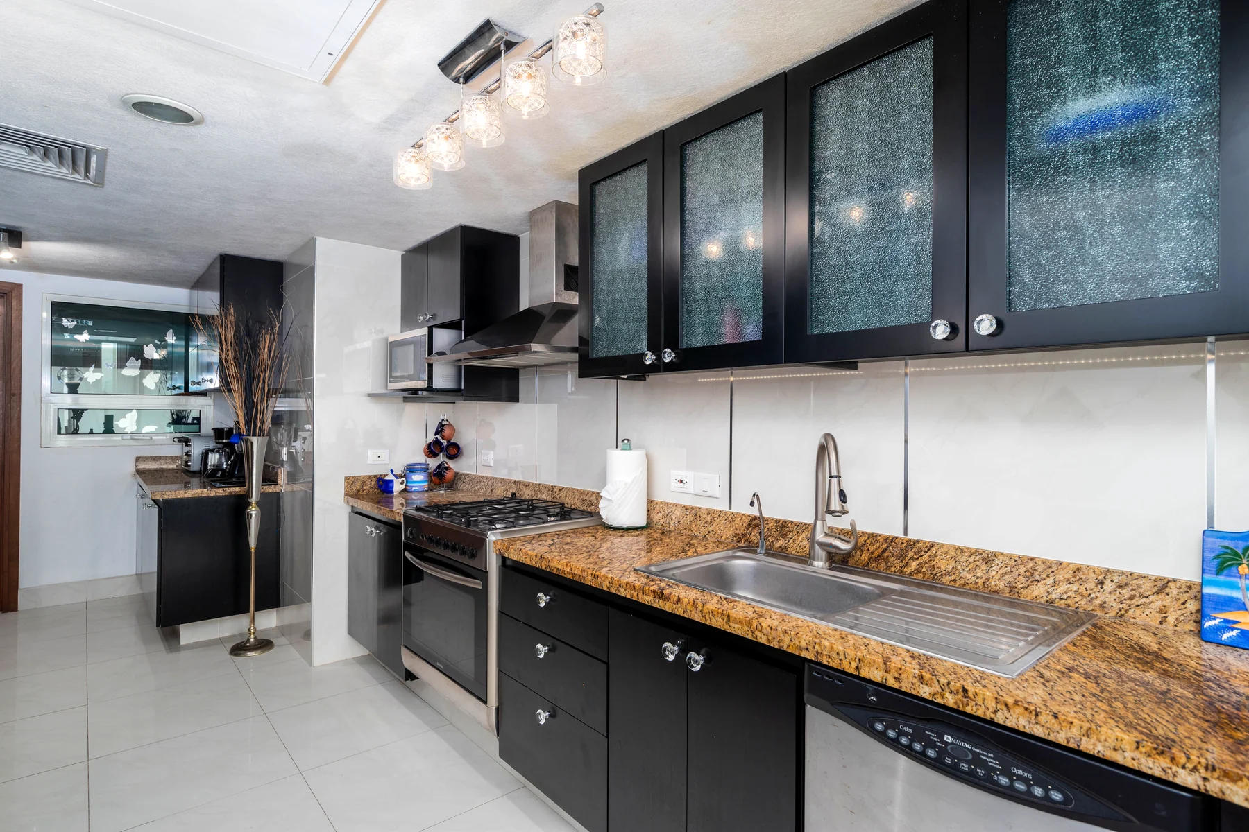 Equipped kitchen with granite, sink and cabinetry
