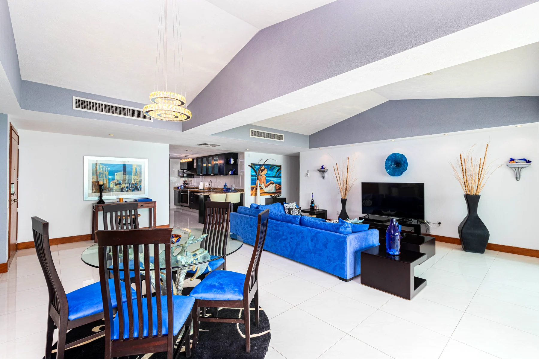 Living and dining integrated, open to the horizon