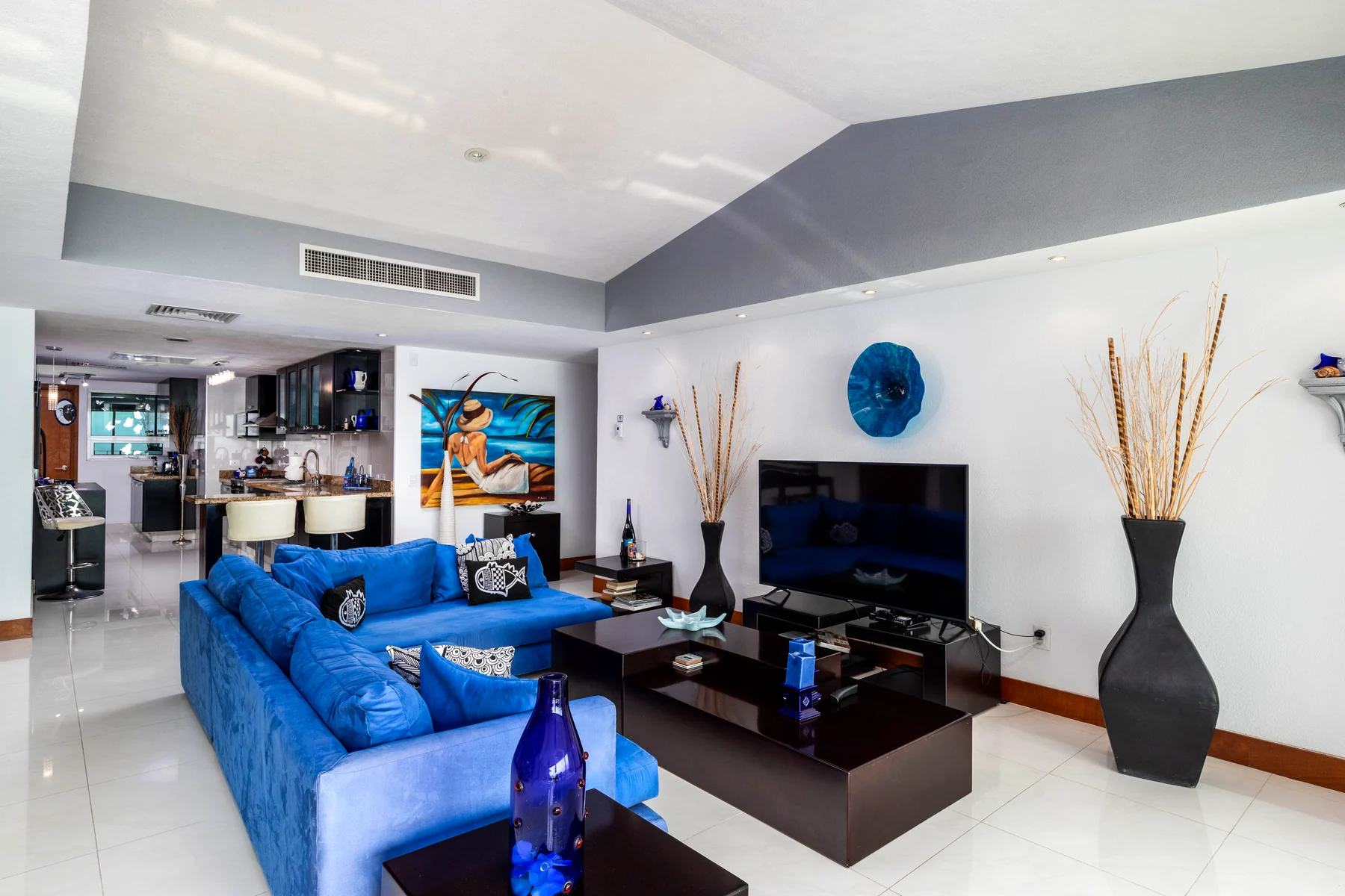The living room seen from the dining area, with the bar behind
