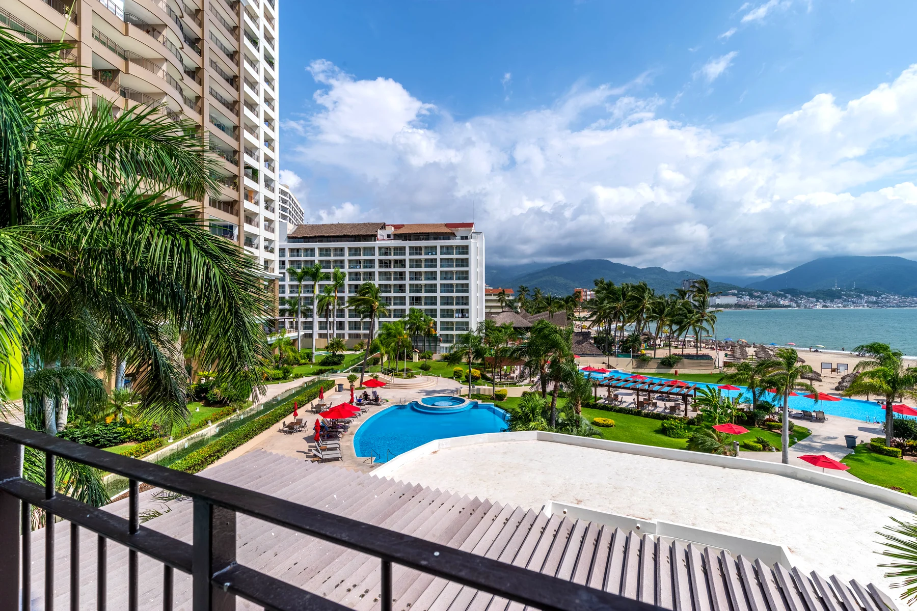 The Grand Venetian towers, the pool and the beach