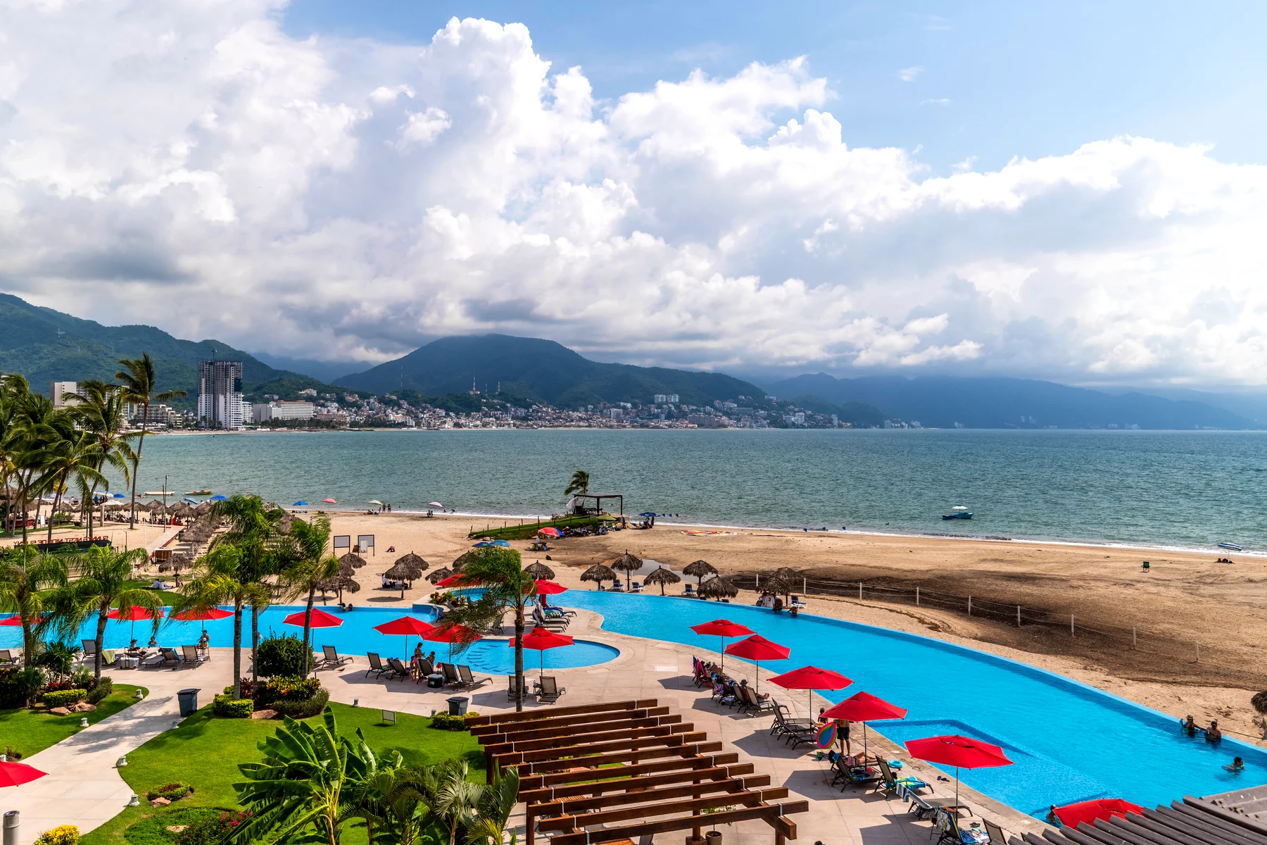The pools and beach of the Grand Venetian, with the sierra behind